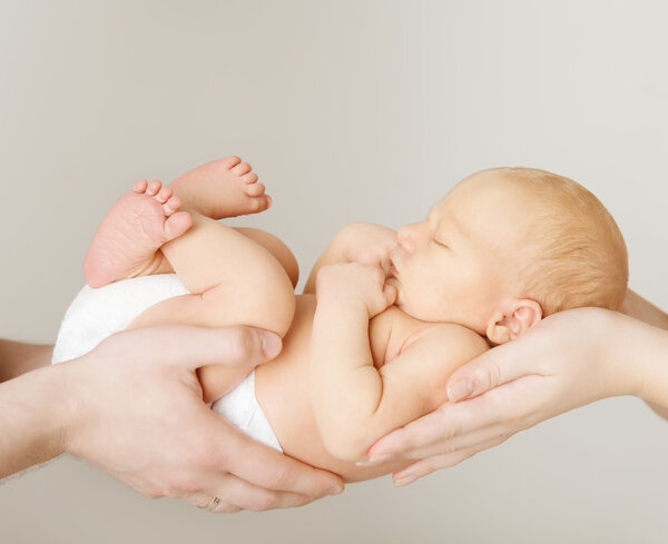 婴儿新生儿睡在父母的手，新生的孩子和家庭 图片素材