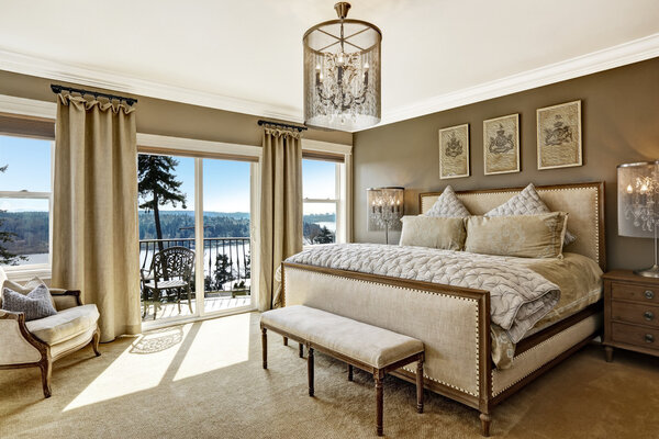 豪华卧室室内与风景从甲板上 图片素材