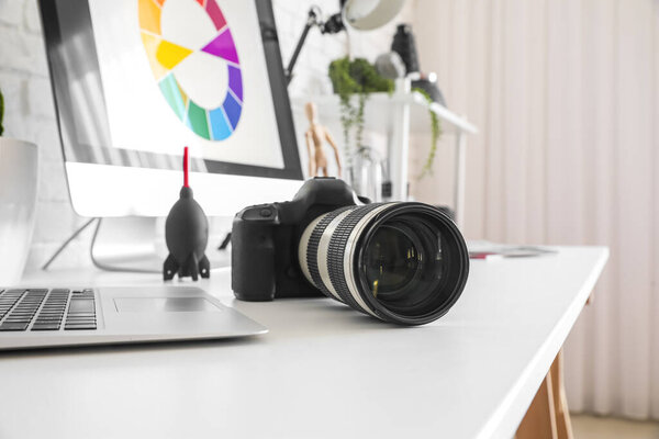 摄影棚里桌上的现代摄影相机，特写 图片素材