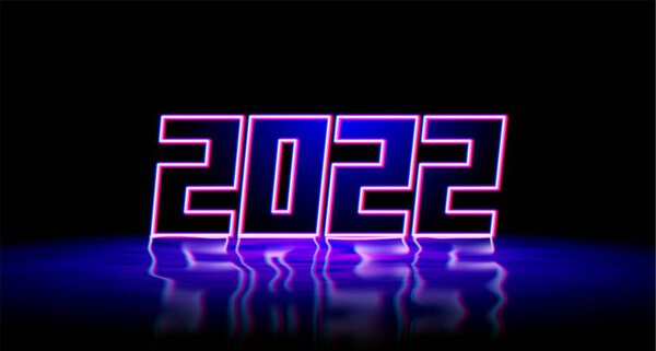 2022年新年紫色和蓝色霓虹灯标志与闪亮的3D数字和现实地反映在潮湿的地板上。2022年除夕派对或活动邀请卡徽章或封面设计 图片素材