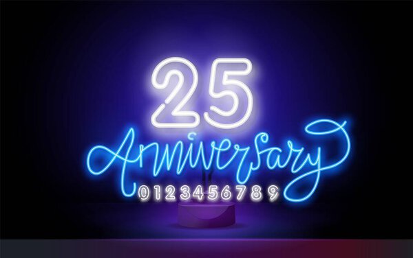 25周年庆祝霓虹灯标志在黑暗的背景。邀请或贺卡模板. 图片素材
