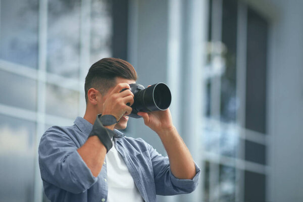 摄影师在城市街道上用专业相机拍照 图片素材