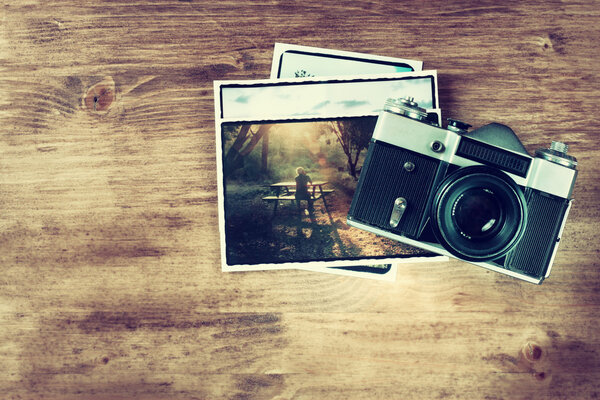 顶视图的旧的老式相机和木制的棕色背景图片. 图片素材