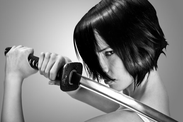 持剑的短头发的黑发女人 图片素材