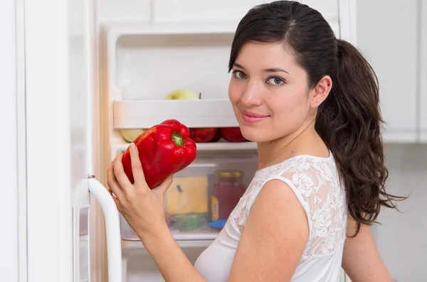 年轻漂亮的女人寻找食物在冰箱里 图片素材