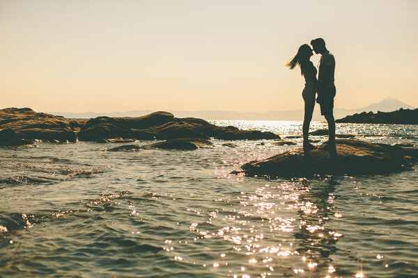 在海滩上的年轻夫妇 图片素材