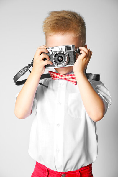 男孩与复古相机 图片素材