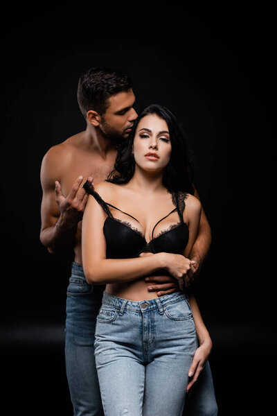 男性化男人把胸罩绑在性感女人身上，与黑人隔离 图片素材