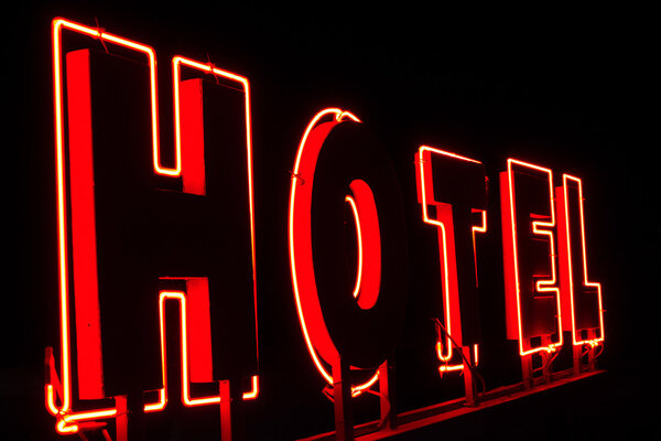 红色的霓虹灯标志与 word 酒店在夜里 图片素材