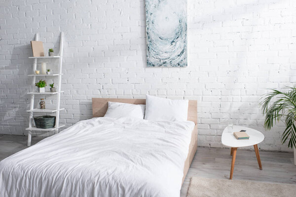 现代卧房有白色被褥的床  图片素材
