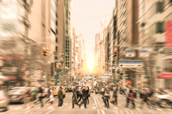 街上的人们在曼哈顿麦迪逊大道市中心在日落之前在纽约城-在美国商务区高峰期走在斑马线上的通勤者 图片素材