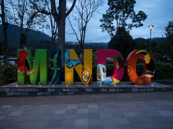 厄瓜多尔中部公园内色彩斑斓、灯火通明的欢迎标志网关板名称字母 图片素材