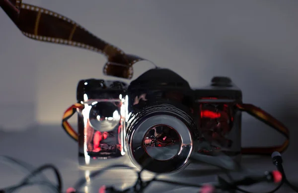 带胶卷和红色花环灯的银质照相相机，照相家居装饰  图片素材
