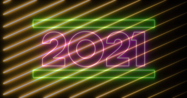 2021年的图片，在粉红色的霓虹灯字母与移动的黄金对角线黑色背景。通信，新年，色彩和运动概念，数码图像 图片素材