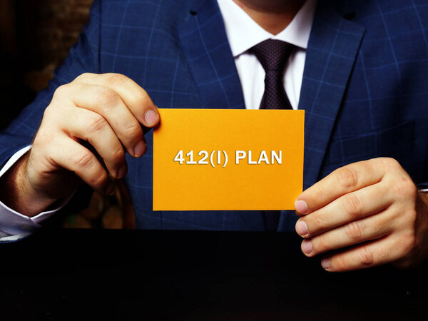 关于412 (I)计划的商业概念，在纸上有题字。商业照片显示了一个专为美国小企业主设计的福利确定型养老金计划。. 图片素材