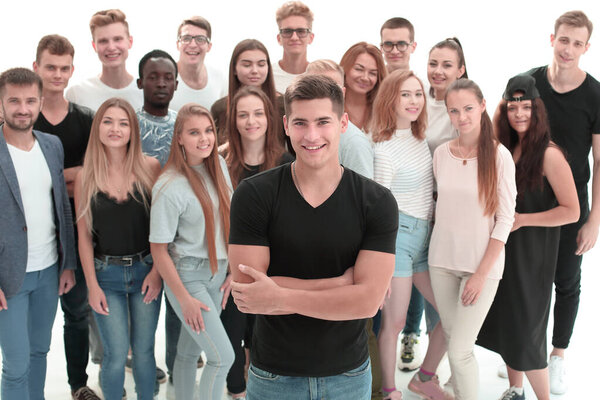 一个自信的男人站在一群年轻人面前 图片素材
