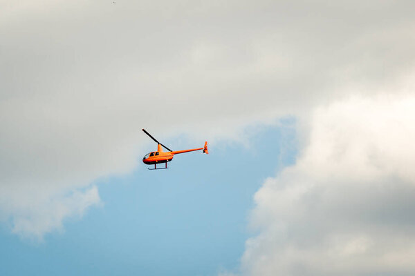 空中的黄色直升机. 图片素材