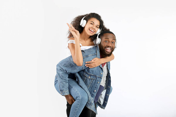 拥有白色背景耳机的快乐的非洲裔美国人夫妇 图片素材