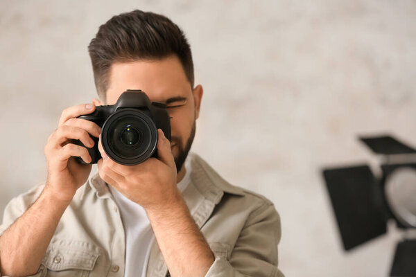 摄影棚内配备专业相机的男性摄影师 图片素材