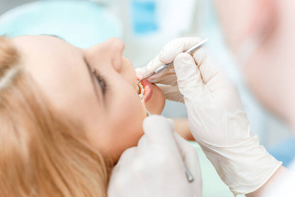 在牙科检查的病人  图片素材