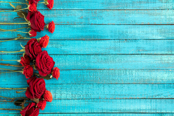 桌上的红玫瑰 图片素材