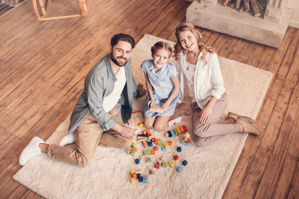 快乐家庭玩构造函数和坐在家里的地板上 图片素材