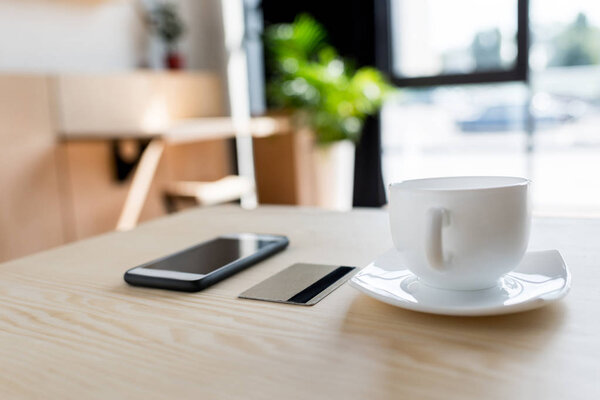 智能手机、 信用卡和杯咖啡  图片素材
