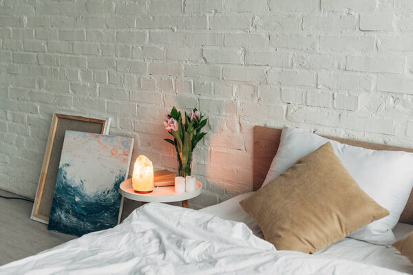 卧室内，有喜马拉雅山盐灯、花和蜡烛 图片素材
