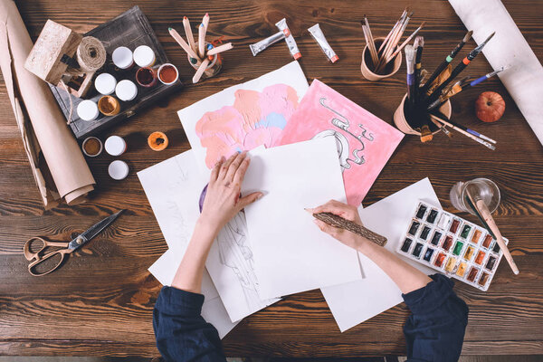 女性画家绘画素描在工作场所的顶部视图 图片素材