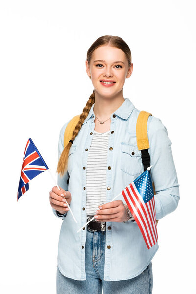 笑容可亲的女孩，头戴辫子，背着背包，举着美国国旗，与白人隔离在一起 图片素材