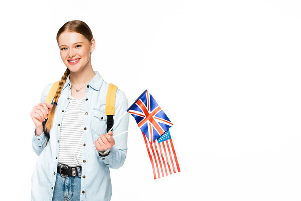 快乐的女孩，头戴辫子，背着背包，举着美国国旗，与白人隔离在一起 图片素材