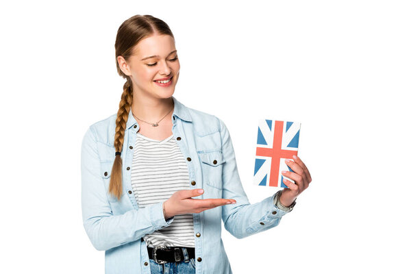笑着的漂亮女孩，带着辫子，带着英国国旗和白色隔离的书 图片素材