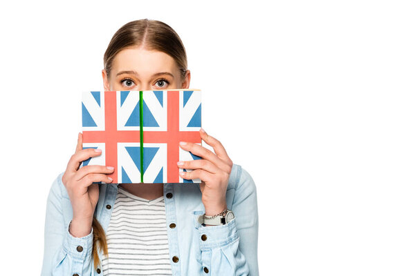 漂亮的女孩，头戴辫子，脸色苍白，手里拿着一本书，上面挂着英国国旗，白色孤立 图片素材