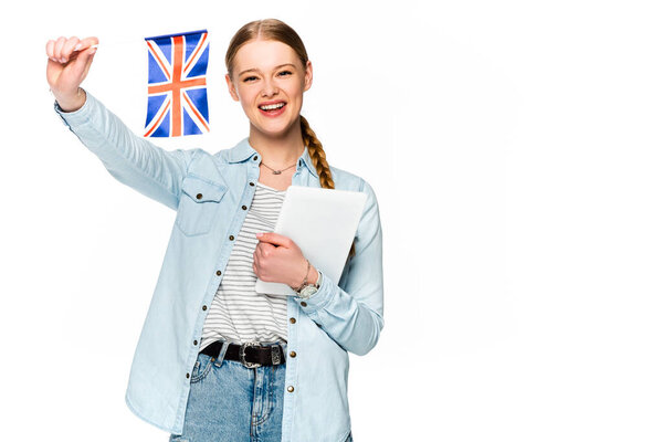 漂亮的女孩，头戴辫子，拿着数码平板电脑，挂着一面白色的英国国旗 图片素材