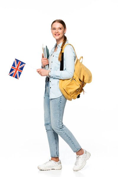笑容可亲的女孩，背包带着抄本和英国国旗，与白人隔离 图片素材