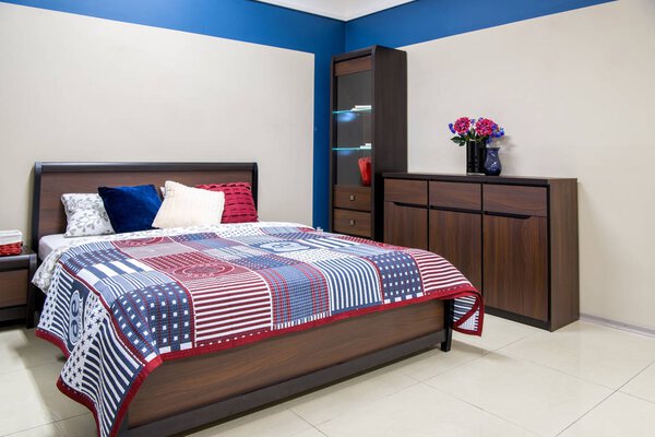 舒适的现代卧室内部与床 图片素材