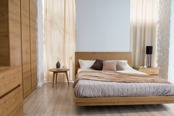 现代设计中的衣柜与床的舒适卧室内饰 图片素材