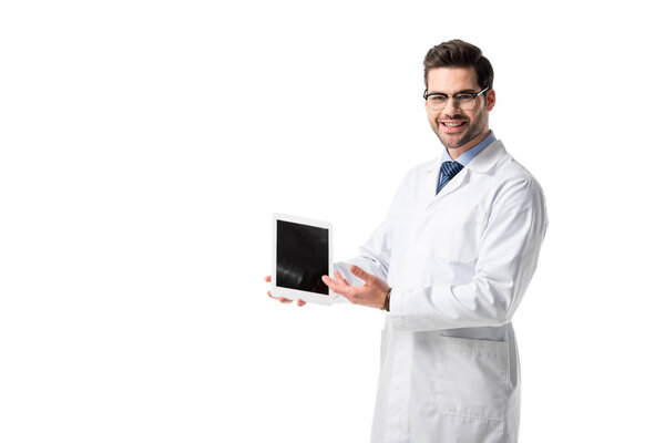 身穿白大衣的微笑医生呈现白色的数码平板 图片素材