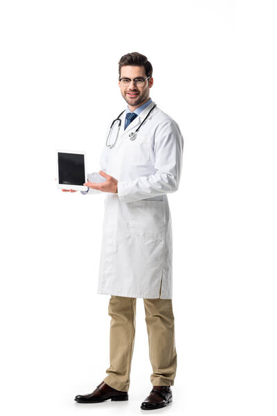 戴着白大褂的戴着听诊器的医生在白色的数字平板上呈现 图片素材