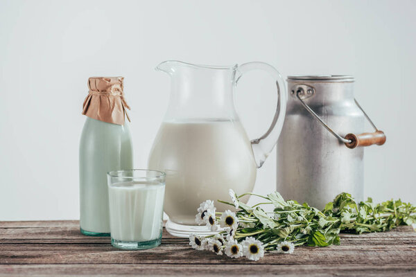 水壶、瓶子和牛奶杯 图片素材