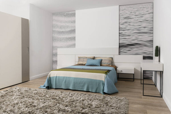 舒适卧室床上的棕色和蓝色亚麻布 图片素材