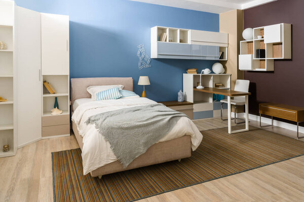 床上的床单在舒适的卧室在蓝色色调 图片素材