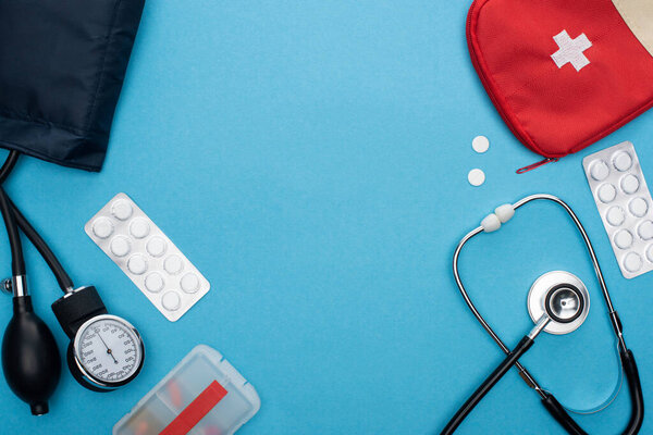 水泡袋、血压计、急救箱及蓝色背景听诊器内的药丸头像 图片素材