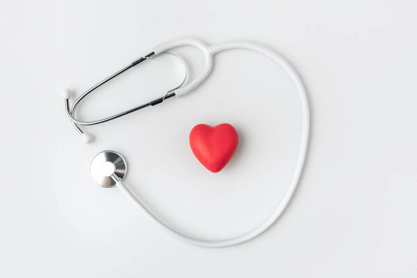 白色背景下的红色心脏听诊器     图片素材