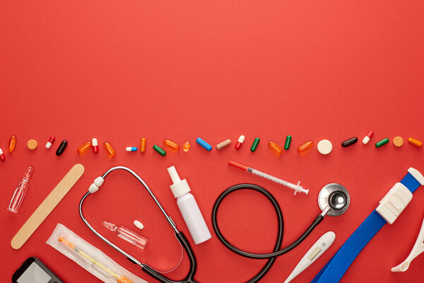 红色背景医疗用品五颜六色药品概览 图片素材