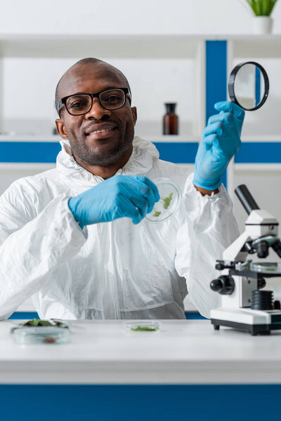 笑着的非洲裔美国生物学家举着放大镜离开了  图片素材