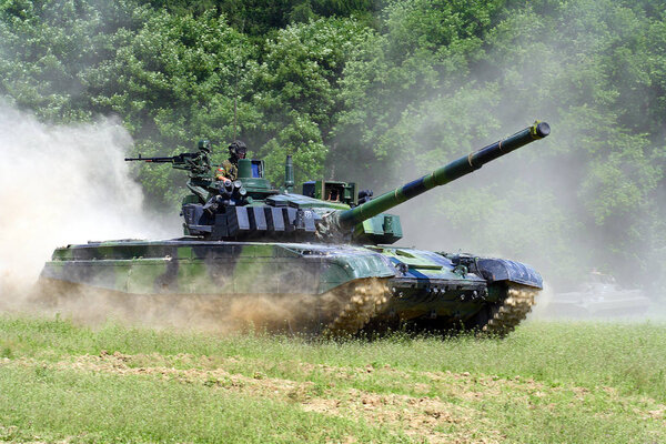 T-72m4 Cz坦克，全速改装和现代化 图片素材
