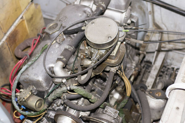 旧的，但工作的苏联引擎。车库引擎服务 图片素材