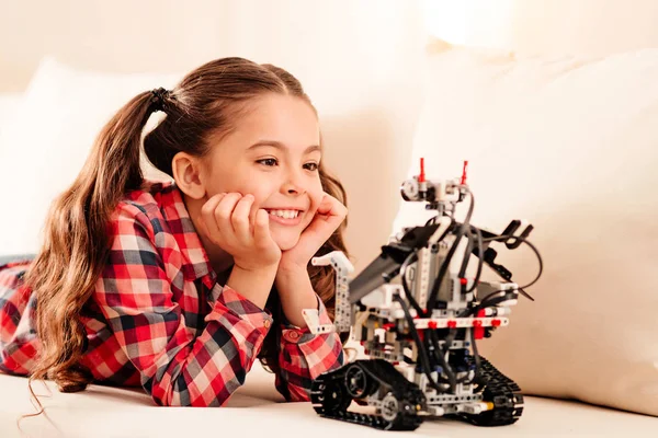 非常快乐的年轻女士检查机器人机器 图片素材