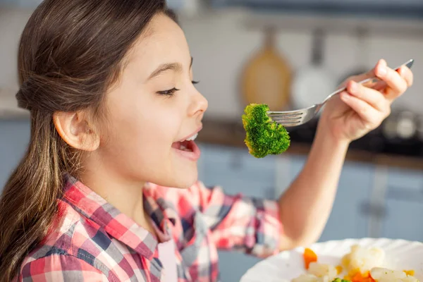 内容女孩早餐吃健康的蔬菜 图片素材